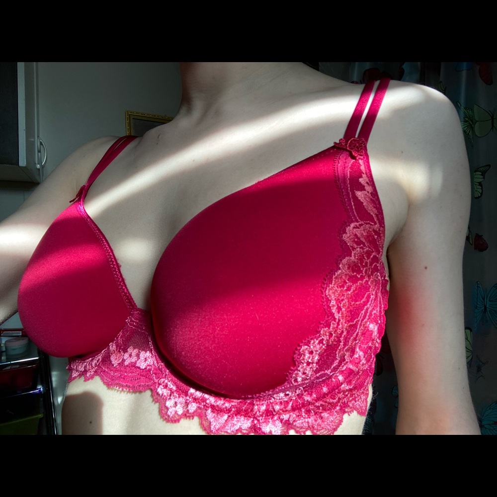 Simone Perele moulded full cup Amour bra in Red with Chantilly lace detailing